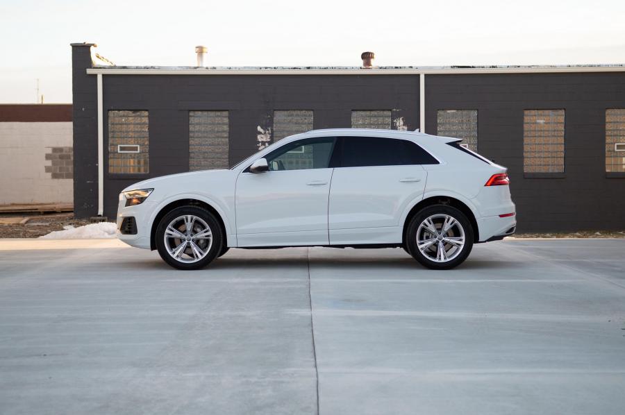  Audi Q8 55 TFSI Quattro 2018 года  (NA) (фото 25 из 32)